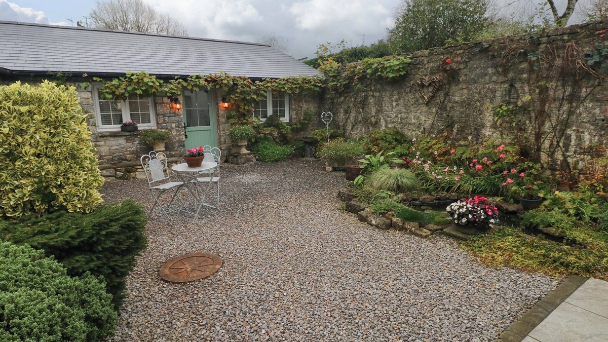 Cowbridge Cottage | LITTLE CLOUD, romantic, character holiday cottage in Cowbridge
