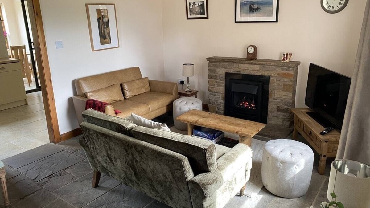 Heath Charnock Cottage | Little Cottage - A Peaceful 3BD Retreat for 5