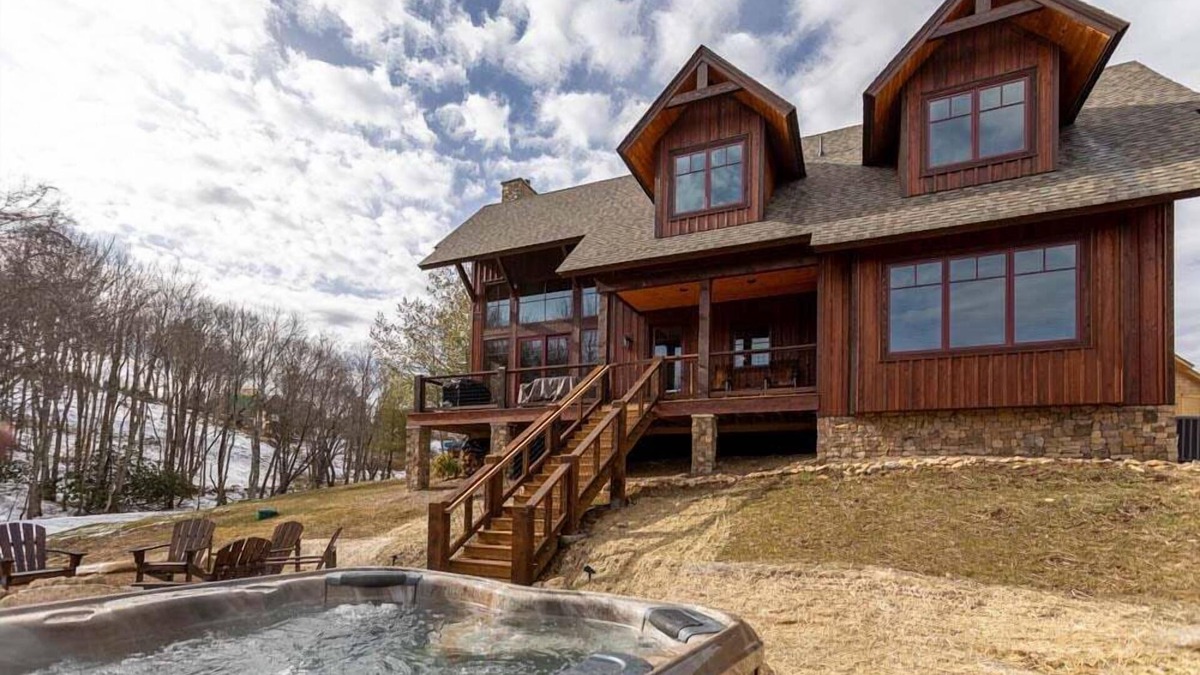 Elk Park Cabin | Little Cubs Cabin- 3bd 2 and a half bath Overlook at Eagles Nest, hot tub, fire pit, amenities