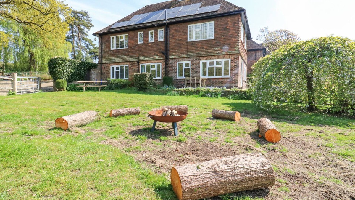 Cowbeech Cottage | LITTLE DANNS, character holiday cottage in Herstmonceux