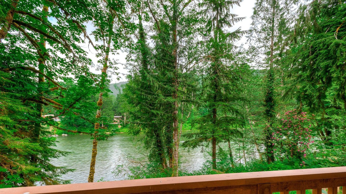 Gold Bar Apartment | Little Foot Lookout: Cozy riverfront balcony apartment w/ hot tub surrounded by wilderness