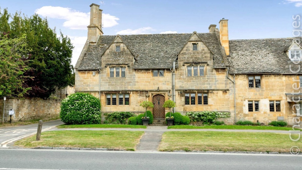 Broadway House | LITTLE GABLES, family friendly, character holiday cottage in Broadway