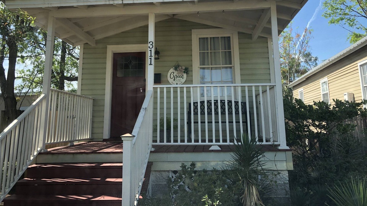 Old East Hill House | Little Green House- Downtown Cozy-Cottage Snowbirds Welcome!