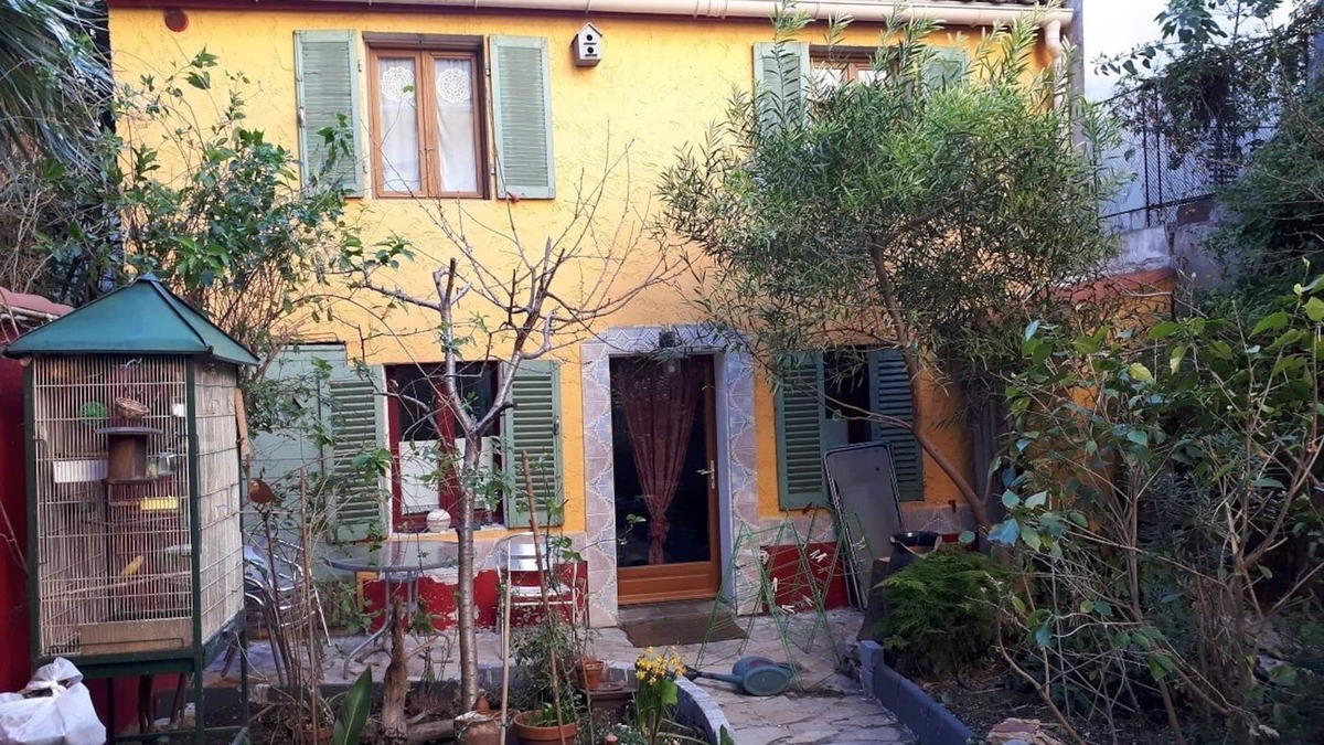 Lodi House | Little House 3 stars at the end of a garden