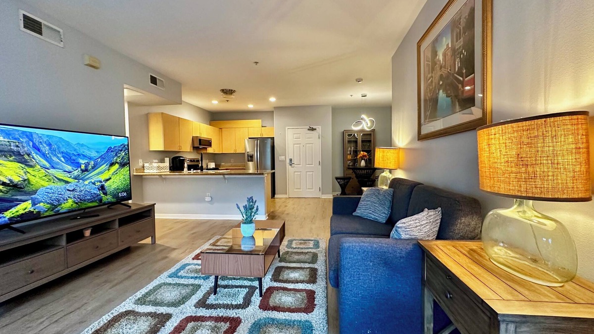 Downtown San Diego Condo | Little Italy 2-bd 2-ba 2-pkg W/D AC Fitness Center Pool Jacuzzi 6 blks from bay