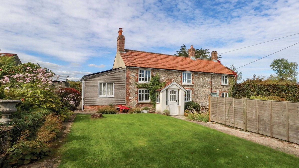 Thorncombe Cottage | LITTLE ORCHARD, pet friendly, character holiday cottage in Chard