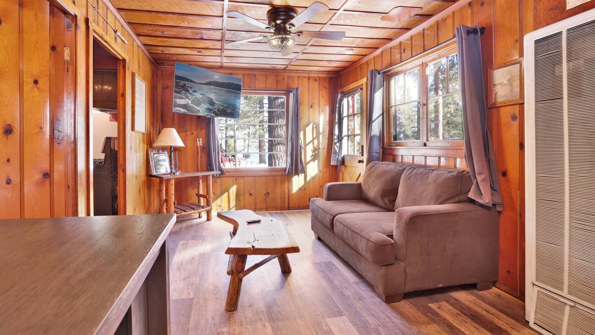 Big Bear Lake Hotel | Little Pines #102