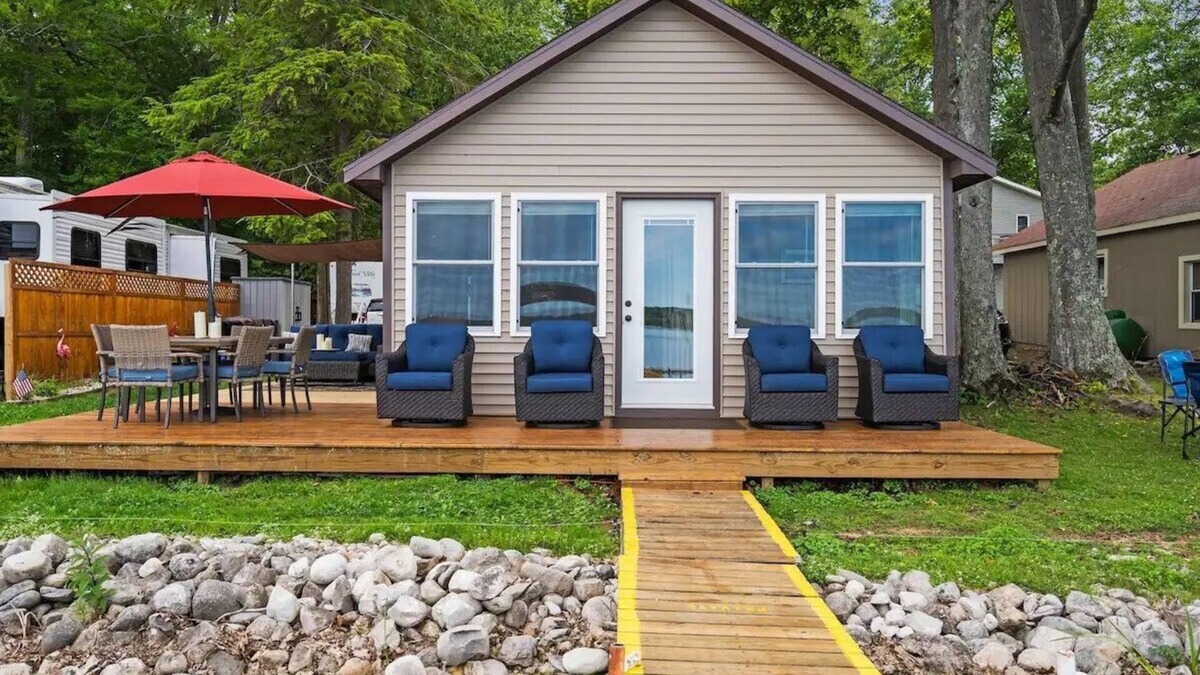 Honor Cottage | Little Platte Lake Cottage - Lakefront w/Kayaks! Near Sleeping Bear Dunes