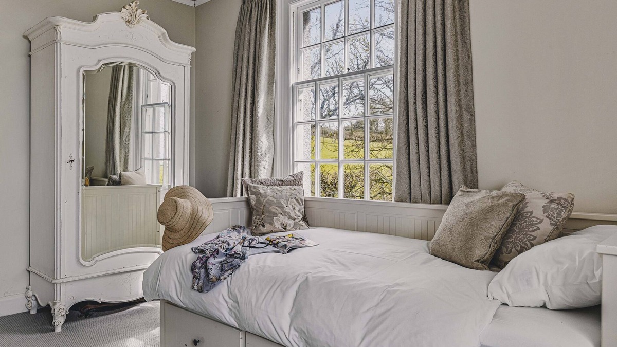 Dartmouth House | Little Redlap in Dartmouth