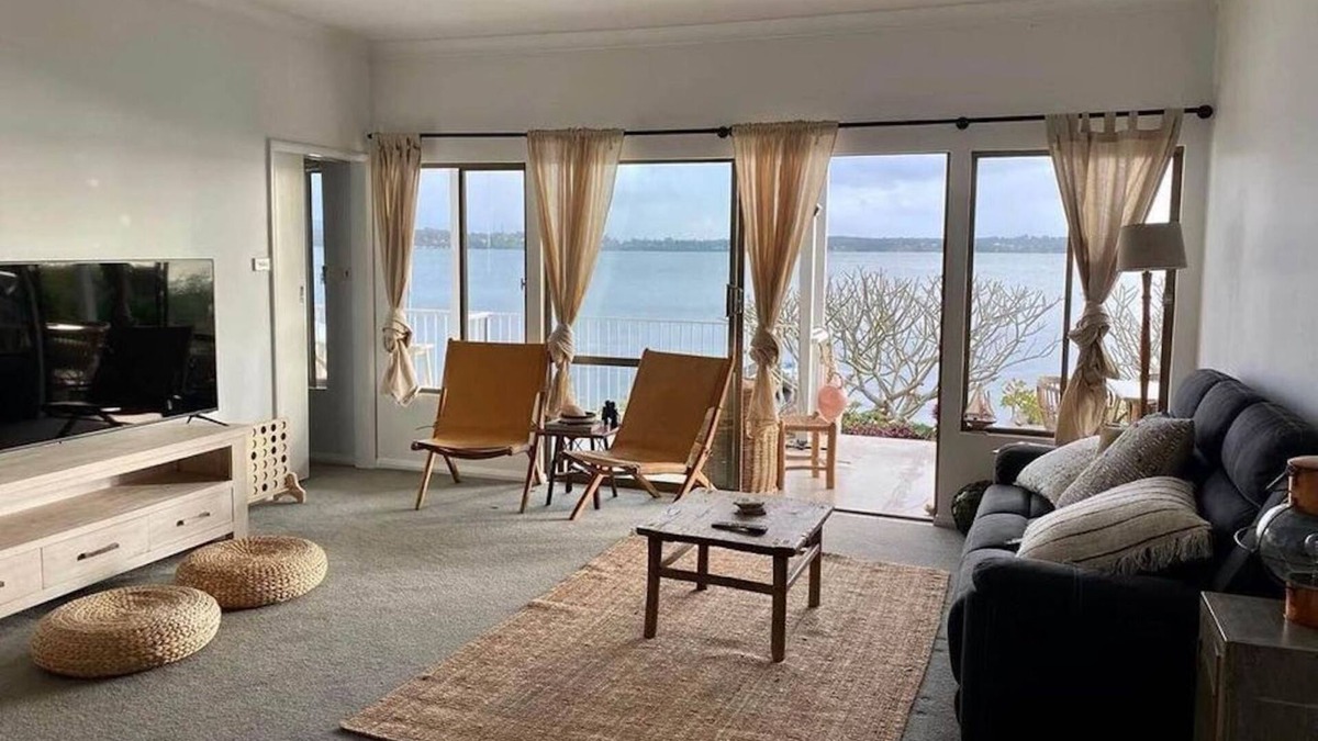 Mannering Park House | Little's Lakehouse Absolute Waterfront