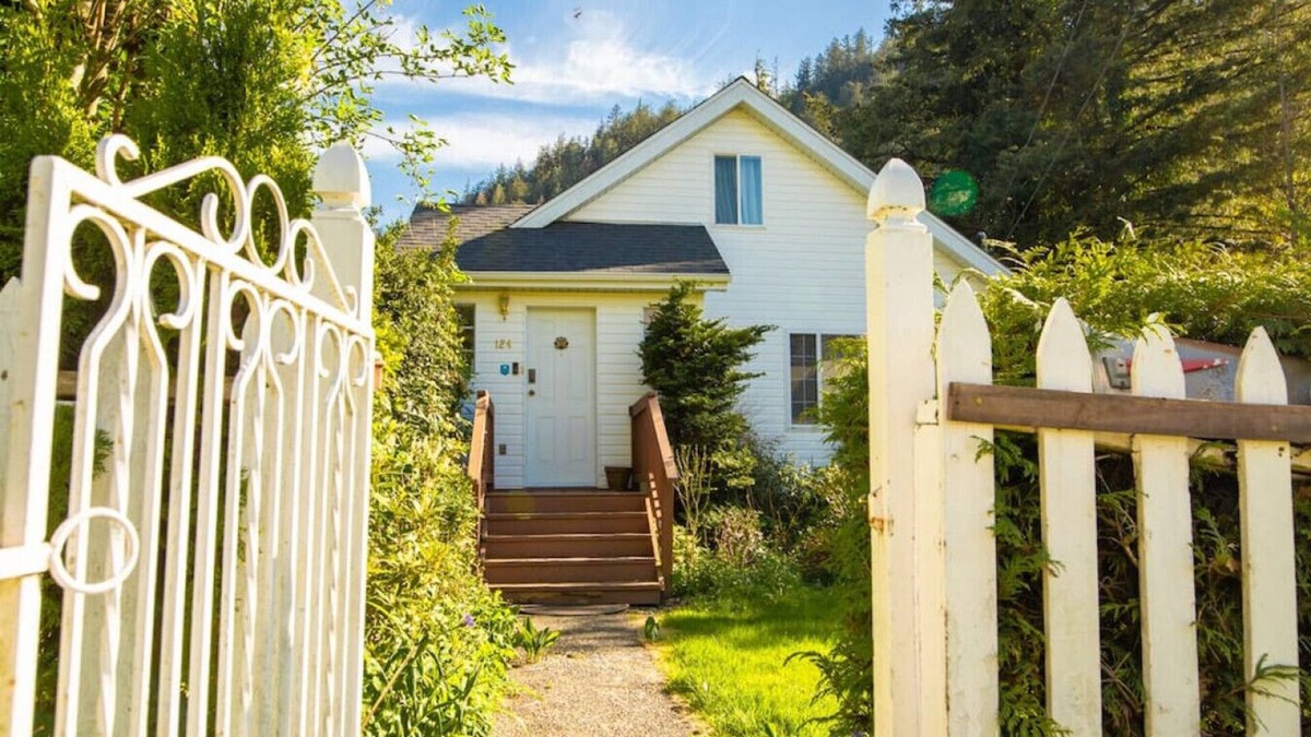 Harrison Hot Springs House | Little White House | 3 Bed with Backyard
