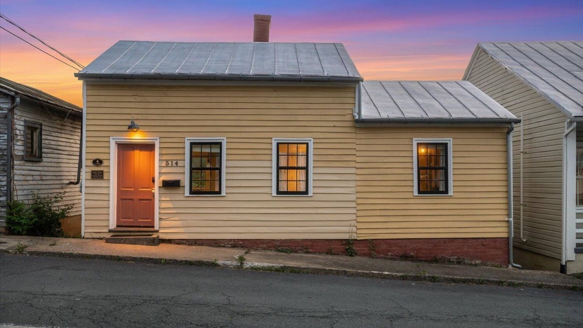 Staunton House | Little Yellow House: Walk to Downtown Staunton