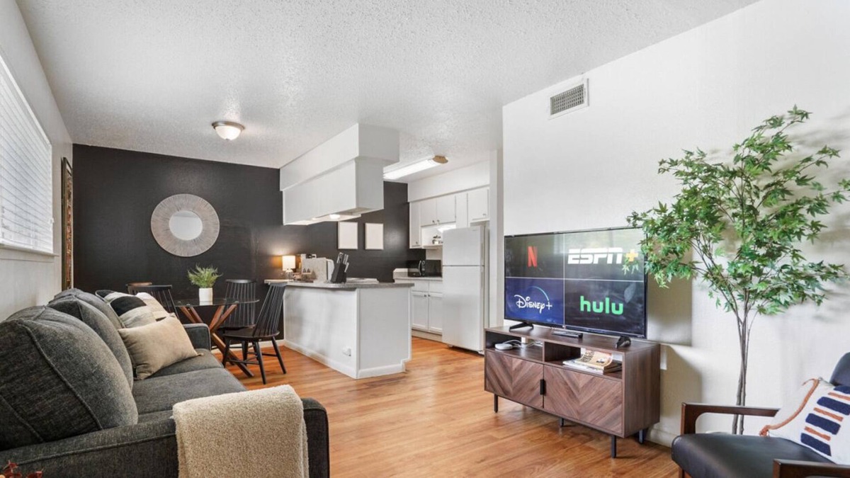 North Loop Apartment | Live Like a Local | Private Apt w/ King Bed + Pool