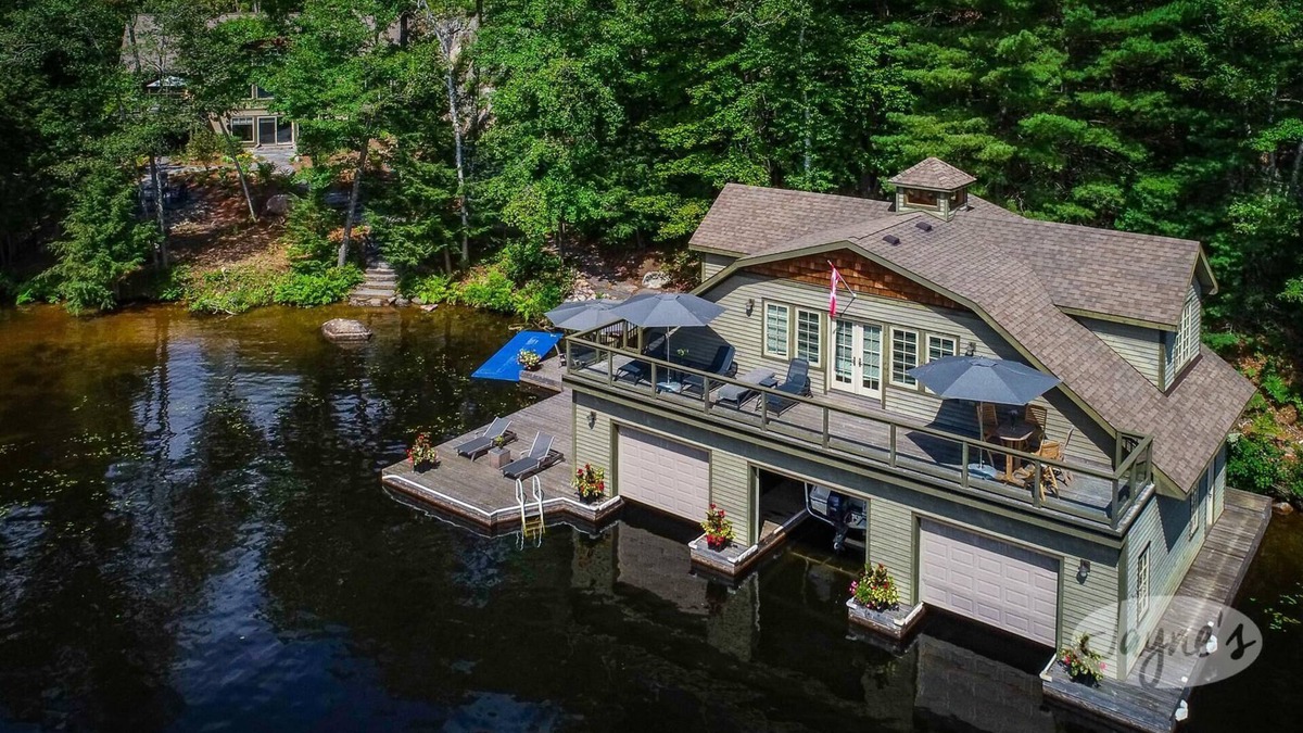 Bala Cottage | Live the Good Life on Lake Muskoka! 6 bdrm 5 bath Cottage +Boathouse! Sleeps 17!