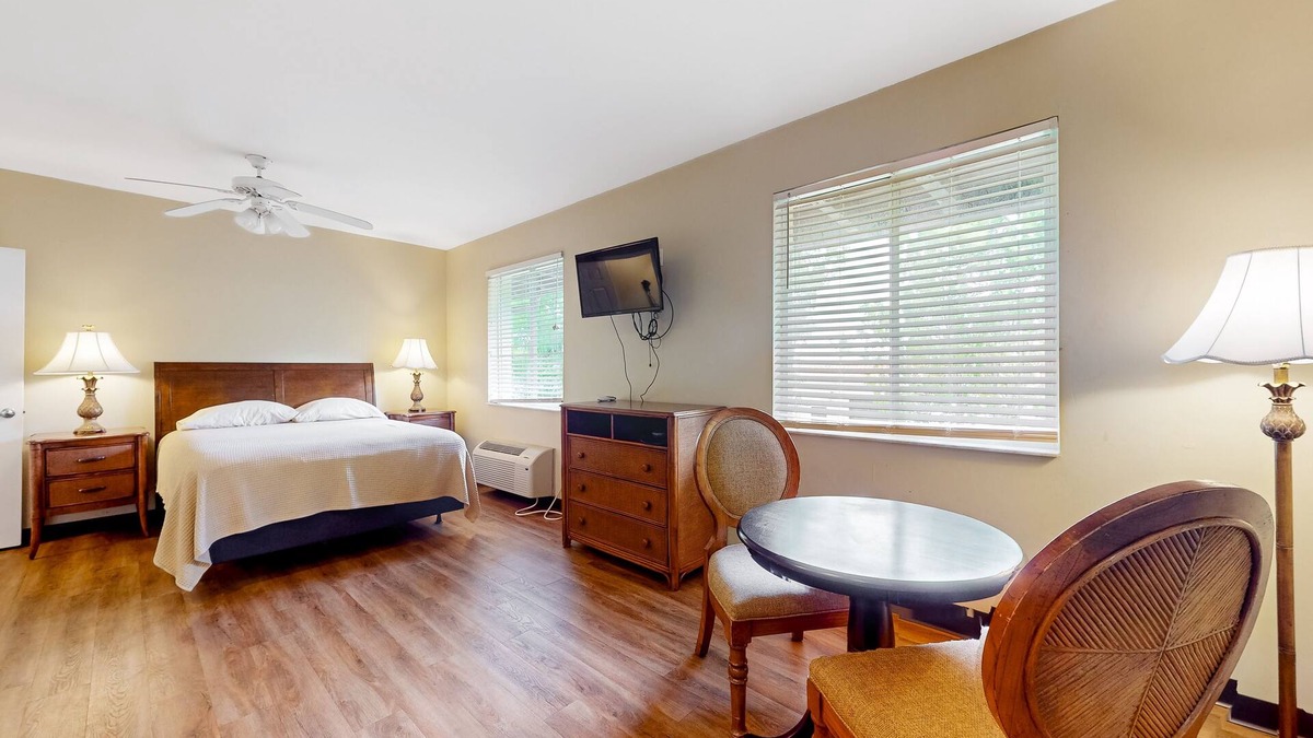 Naples House | Lively studio with game room, heated pool, restaurant, tennis, sauna, gym, BBQ