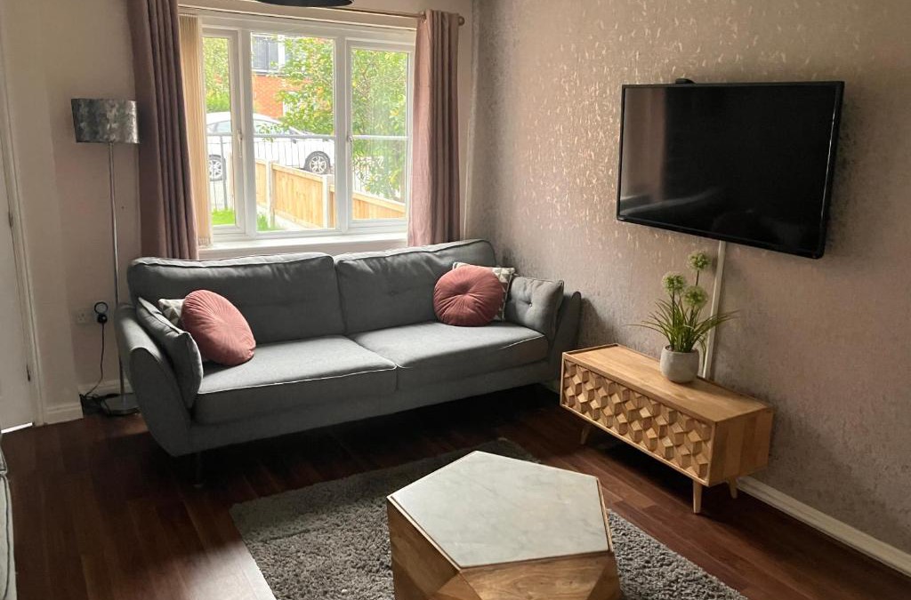 Hunts Cross House | Liverpool airport stay over 3 bedroom house short & long term rent