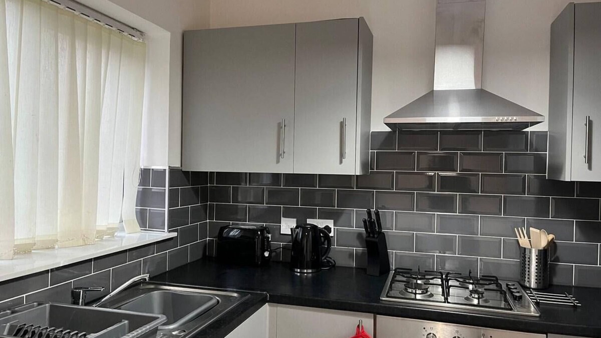 Huyton House | Liverpool Hideaway - Modern 3-Bed House