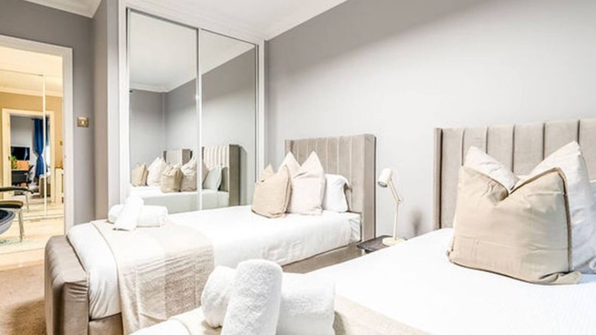 Brondesbury Apartment | LiveStay 2BR/2BA Pool, Sauna & Gym/Kilburn, Brent