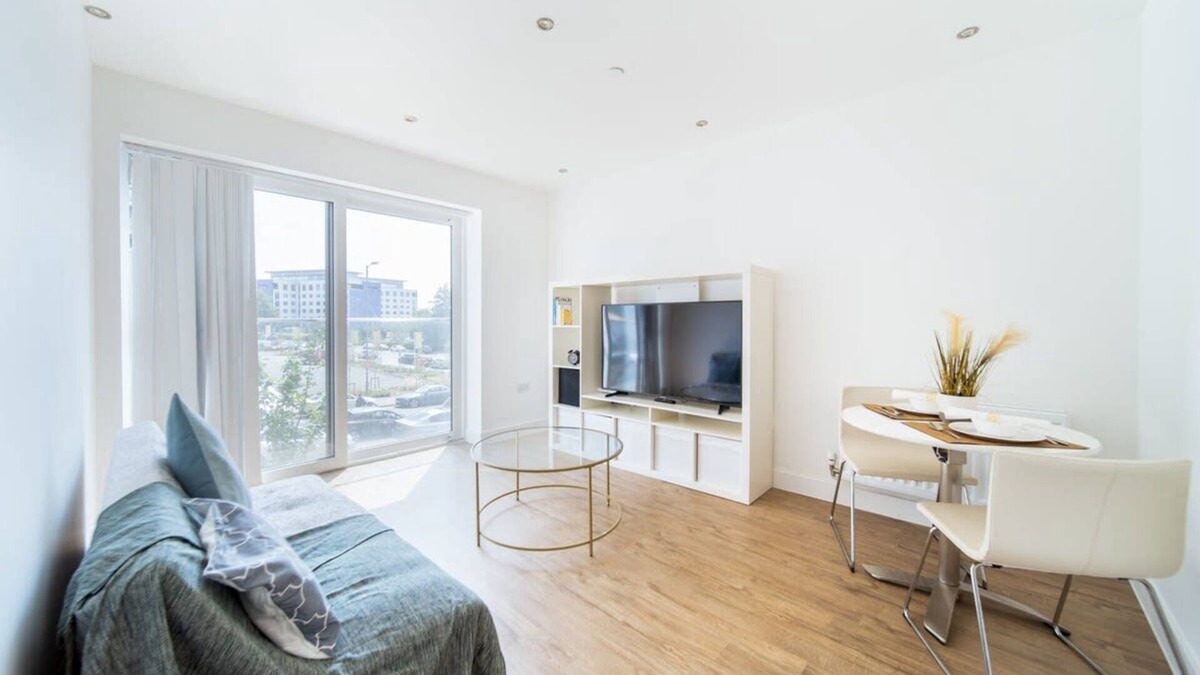 Luton Apartment | Livestay Modern 1Bed Apt/Private Building