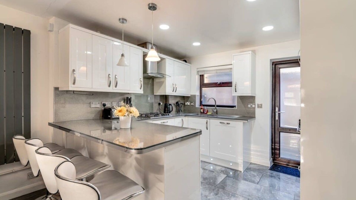 Whitechapel Apartment | LiveStay - Stylish 3-Bed Gem in Trendy E1 London