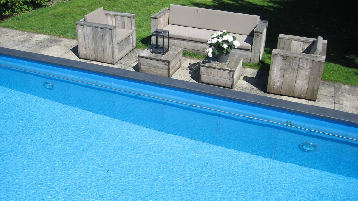 Brilon Apartment | Living in a renovated 1907 town house with garden and pool