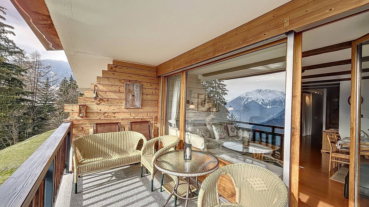 Verbier Apartment | Living room with eating corner, open kitchen with vitroceram, dishwasher, microwave and Nespresso ma