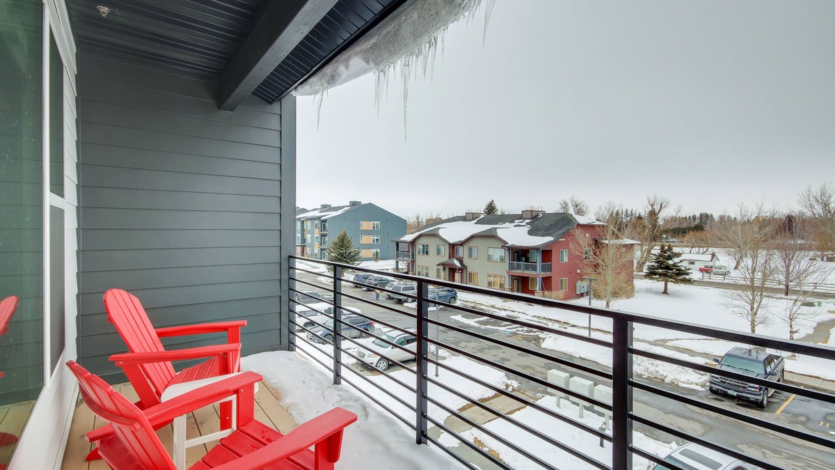 Livingston Condo | Livingston Condo w/Balcony - 2 Mi to Downtown!