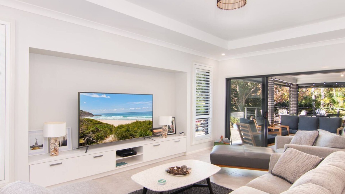 Elizabeth Beach House | Lizzie Bliss Beach Luxury - Entertainer's Delight - Pet Friendly - Full Linen
