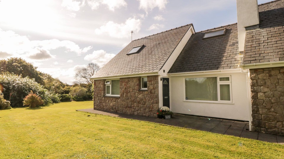 Llangefni Apartment | LLAIN BACH, family friendly, country holiday cottage in Llangefni