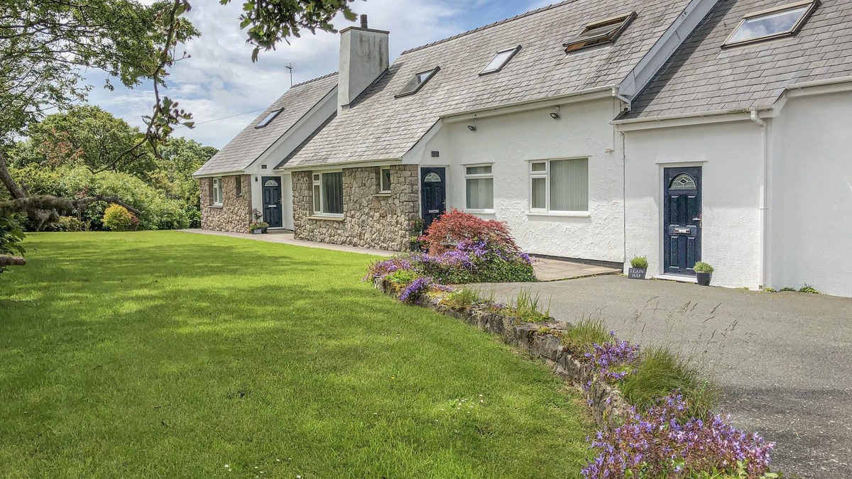 Llangefni Apartment | LLAIN HAF, romantic, country holiday cottage in Llangefni