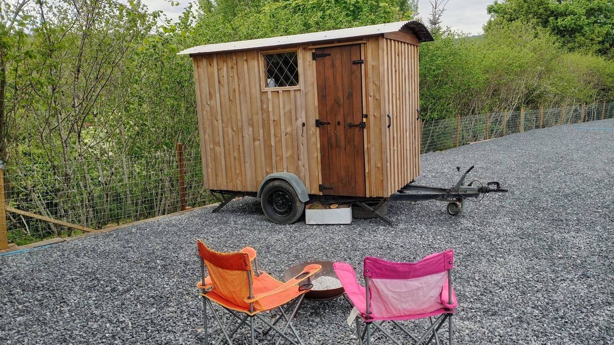 Llandovery Cabin | Llandovery - Cabin - Sleeps 2 - Parking - Garden
