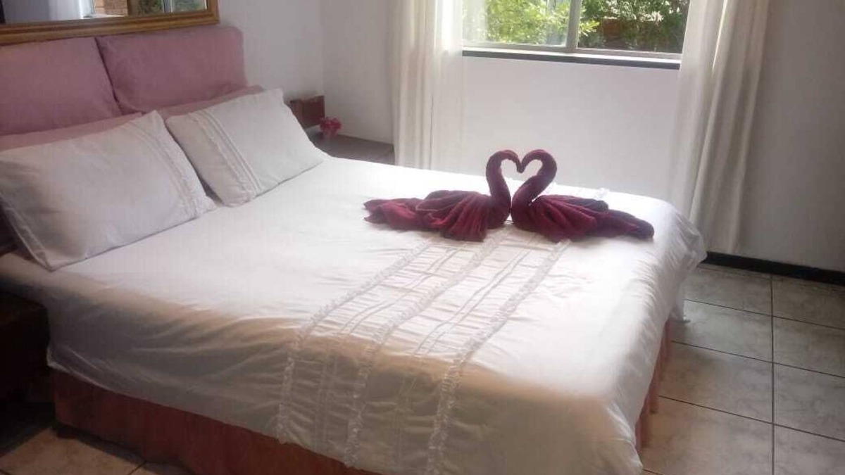 Hout Bay Cottage | Llandudno tranquil water friendly Garden Cottage, light, bright and close to Sea