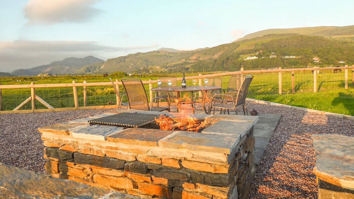 Fairbourne House | LLARIOS, country holiday cottage, with a garden in Fairbourne
