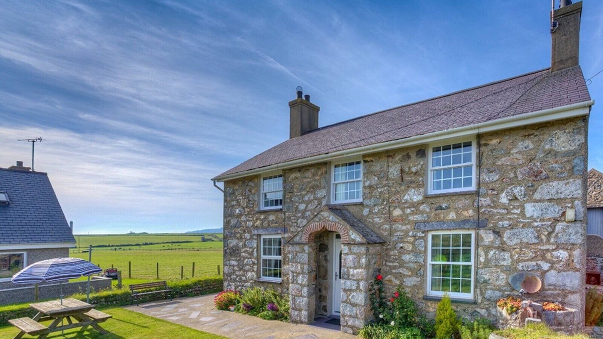 Mynytho House | Llawrdref Bellaf Self Catering Farmhouse