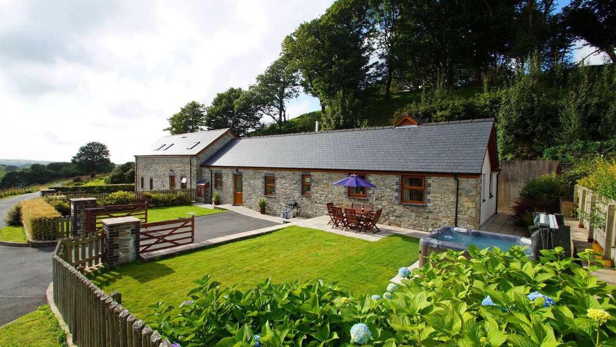 Glandyfi House | Llety'r Graig - Two Bedroom House, Sleeps 6