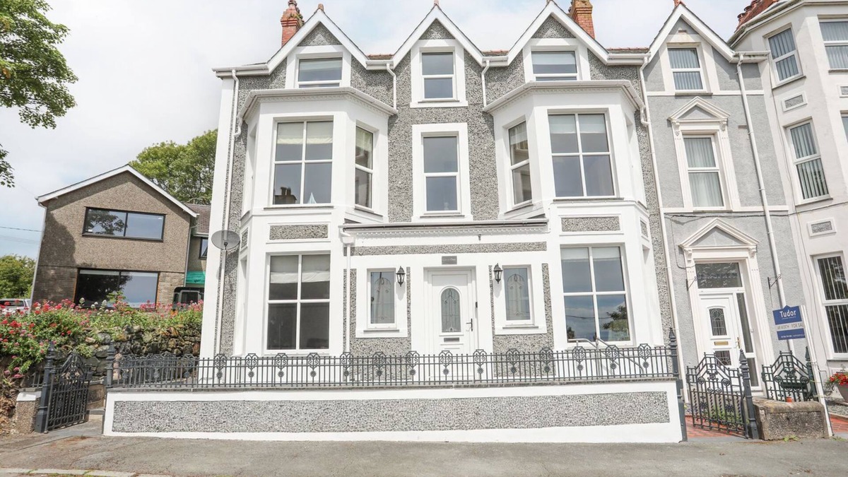 Criccieth Cottage | LLWYN ONN 2 BED, country holiday cottage, with a garden in Criccieth