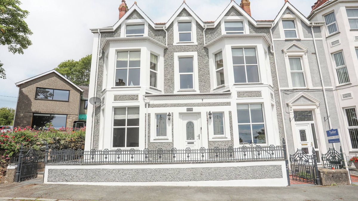 Criccieth House | LLWYN ONN, family friendly, country holiday cottage in Criccieth