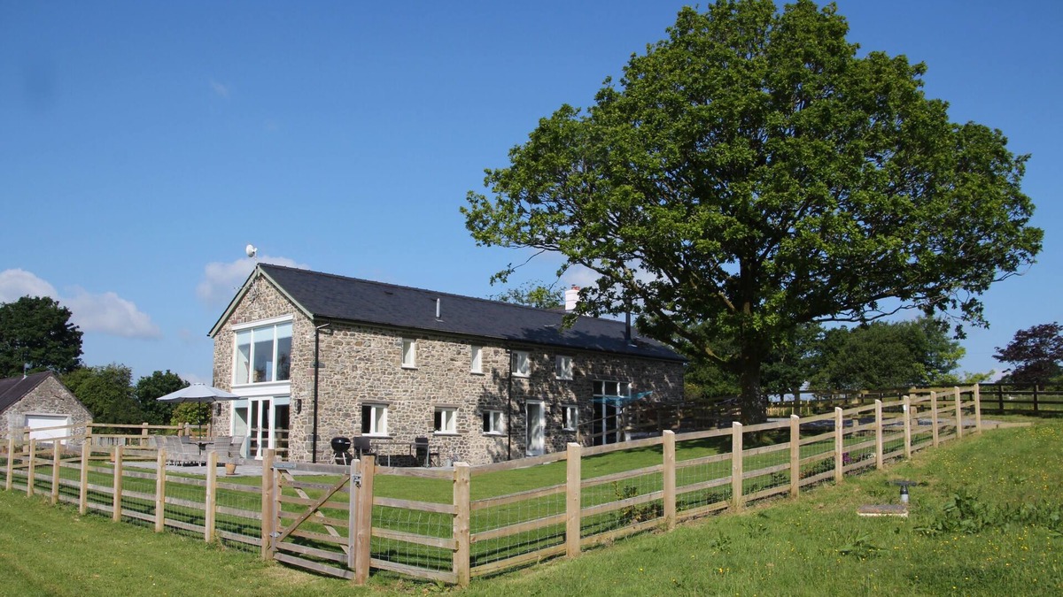 Pentrefelin Cottage | LLYN NODDFA, pet friendly, luxury holiday cottage in Llandeilo