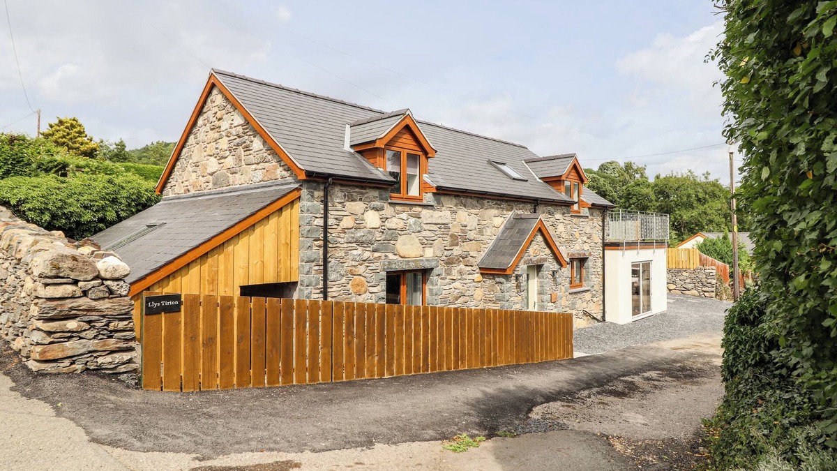 Llandderfel House | LLYS TIRION, pet friendly, with a garden in Bala