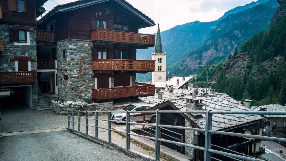 Valtournenche Apartment | "LO MEQUIO DE EMILIE," spectacular views, 2 steps from downtown and shuttles