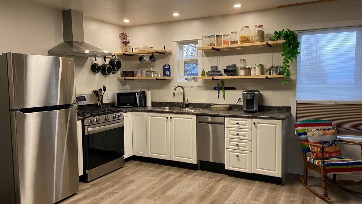 Campbell River House | Located across from stunning Oyster Bay, 20 minutes to Mt Washington ski resort!
