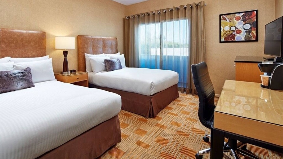 Beverly Grove Hotel | Located at Vibrant Beverly Blvd | Relaxing Family Rooms