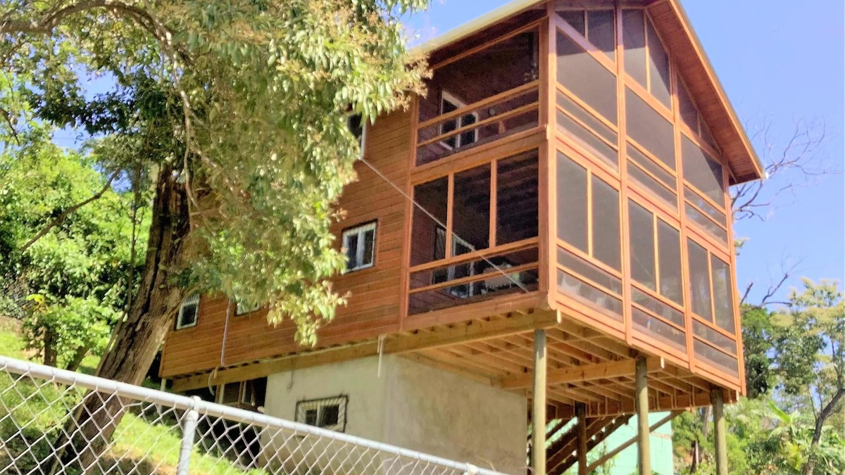 Antoneys Cay Cottage | Located in a quiet corner of West End Village; hub of Roatan’s tourism center.