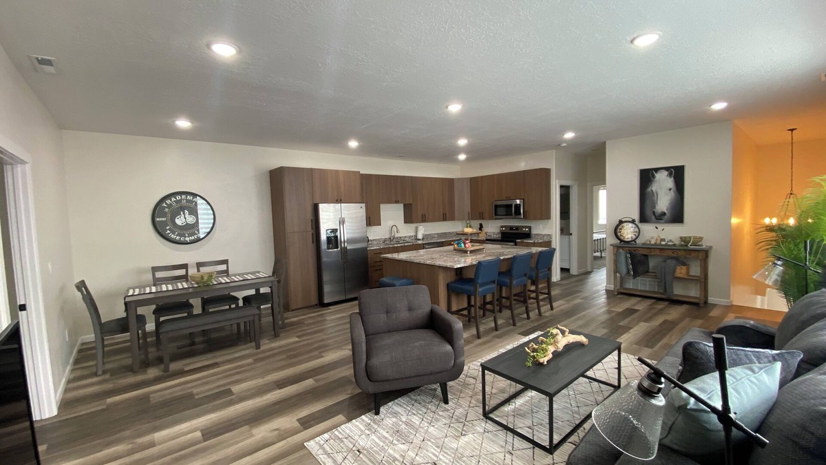 Evanston Apartment | Located in Downtown Evanston, Walking distance to food, shops, and Train Depot.