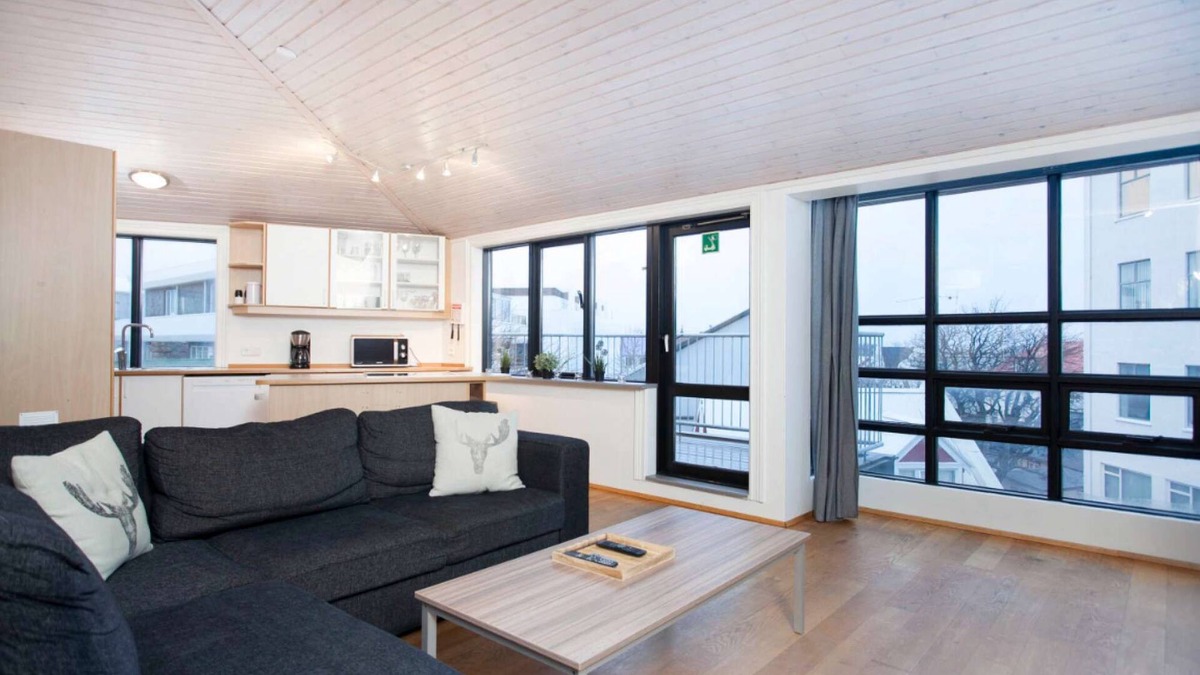 Downtown Apartment | Located in downtown Reykjavik, on the corner of Laugavegur and Skólavörðustígur.