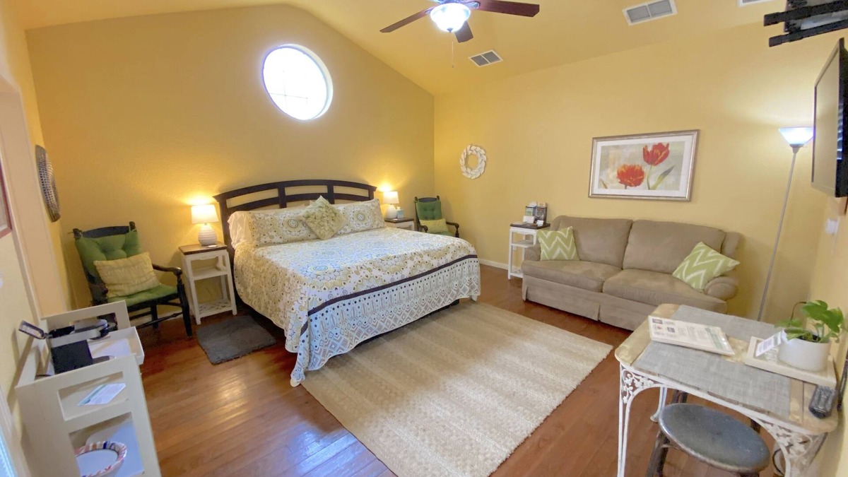 New Braunfels Cottage | Located In The Heart Of Historic New Braunfels, Comal River & Schlitterbahn
