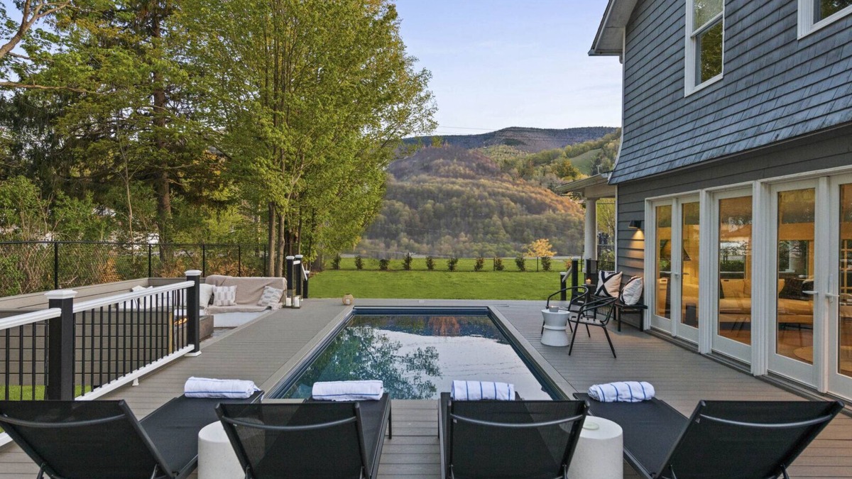 Hunter House | Located in the heart of Hunter, w/direct views of the slopes, walking.