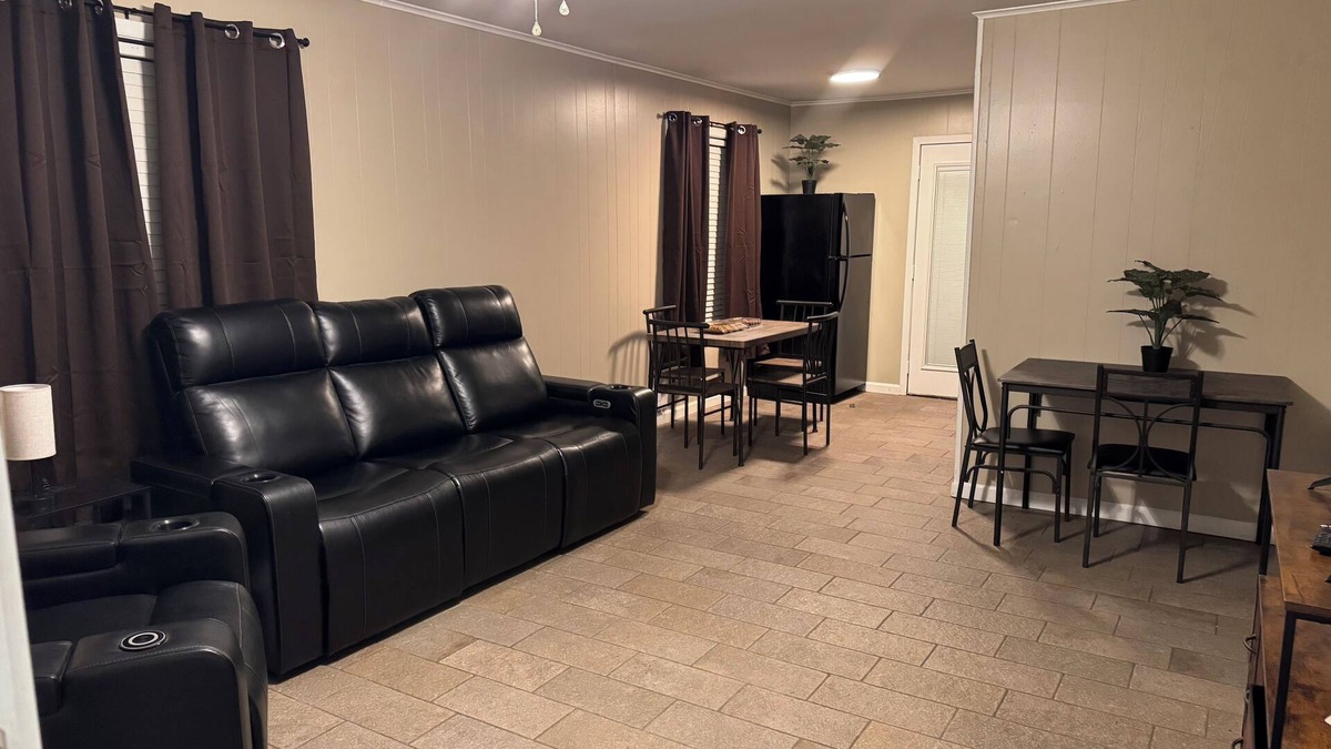 Lake Charles House | Located near McNeese UniversitynCentrally located fast food, Mall and Casinos.