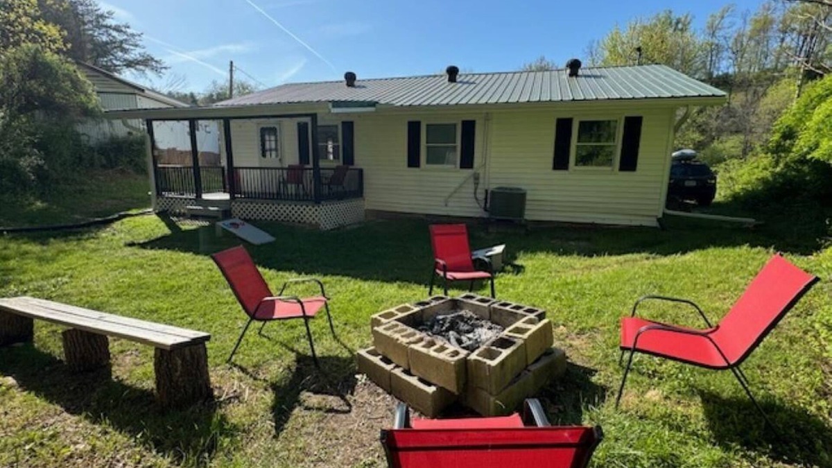 Campton Cottage | Located near Skybridge!