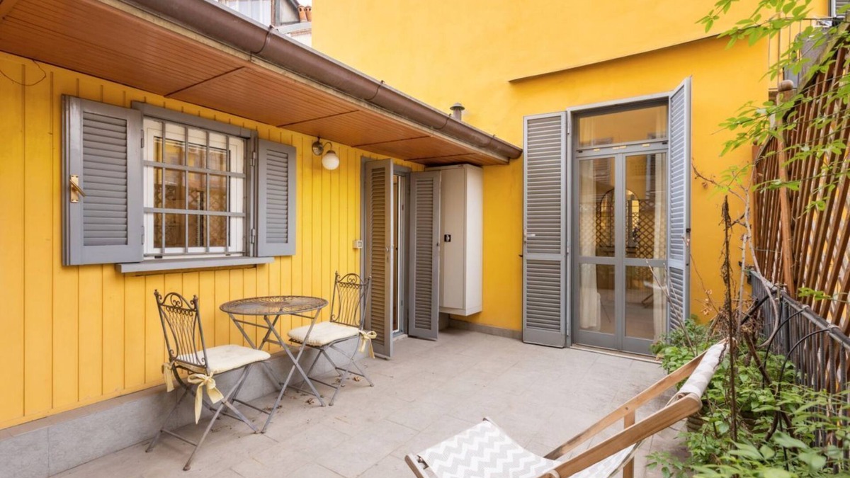 Porta Garibaldi Apartment | Located on the second floor of a typical Milanese condominium, this two-room apartment combines comfort and contemporary style. The flat features a fully equipped kitchen, ideal for those who love to cook and host. You will find a hob, oven, fridge, dish